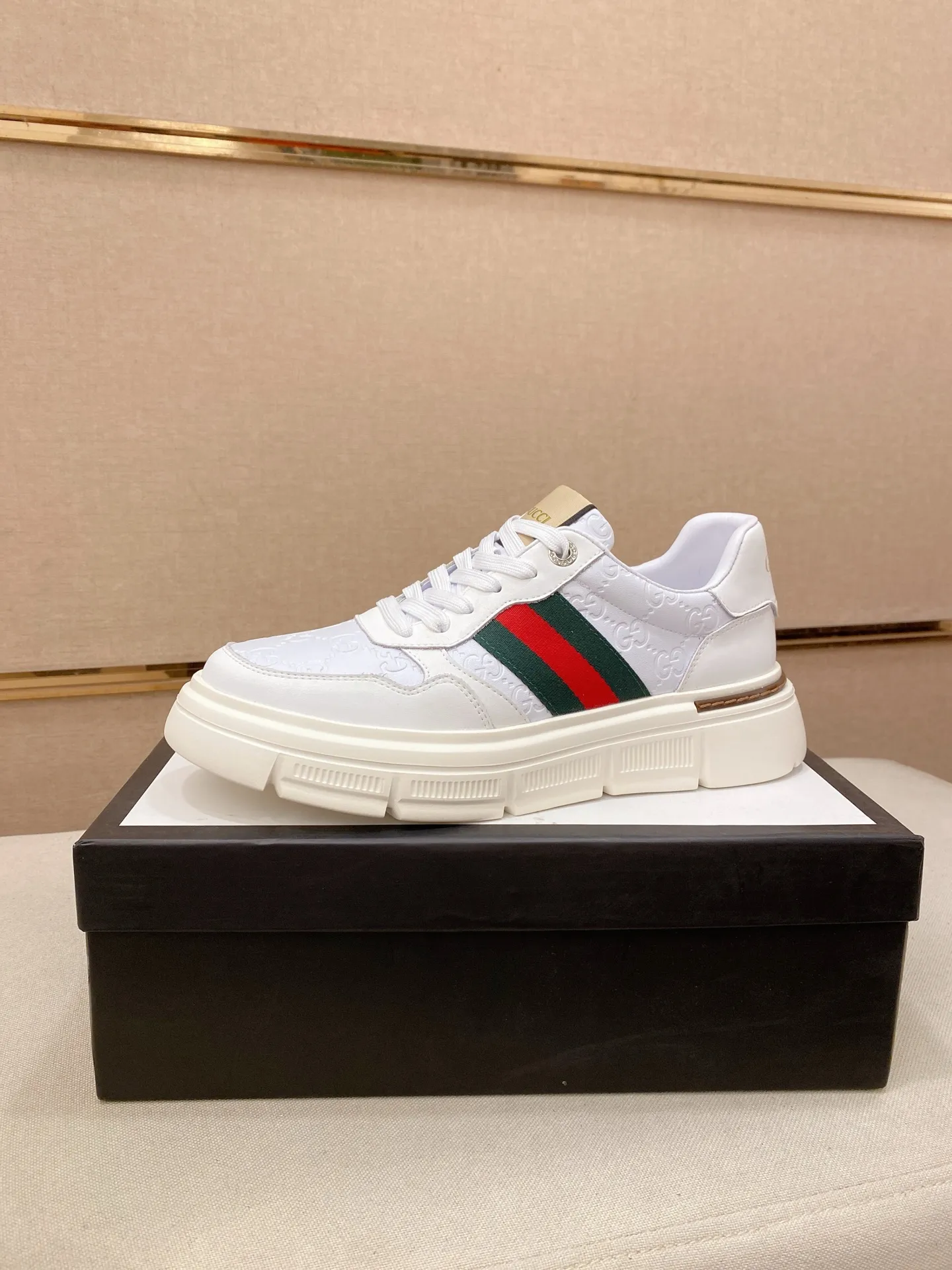 Men's shoes💰 420💰The new GUCCI (Gucci) counters are launched simultaneously. The new men's shoes, 😘fabrics are selected from imported cowhide, and the lining is sheepskin lining. 👍🏿 High-end ☄️ air-cushion molded anti-slip rubber outsole, exquisite lines, simple and elegant, comfortable and high-end for leisure travel. Code number: 38 to 44 (45 can be customized and cannot be returned or exchanged)